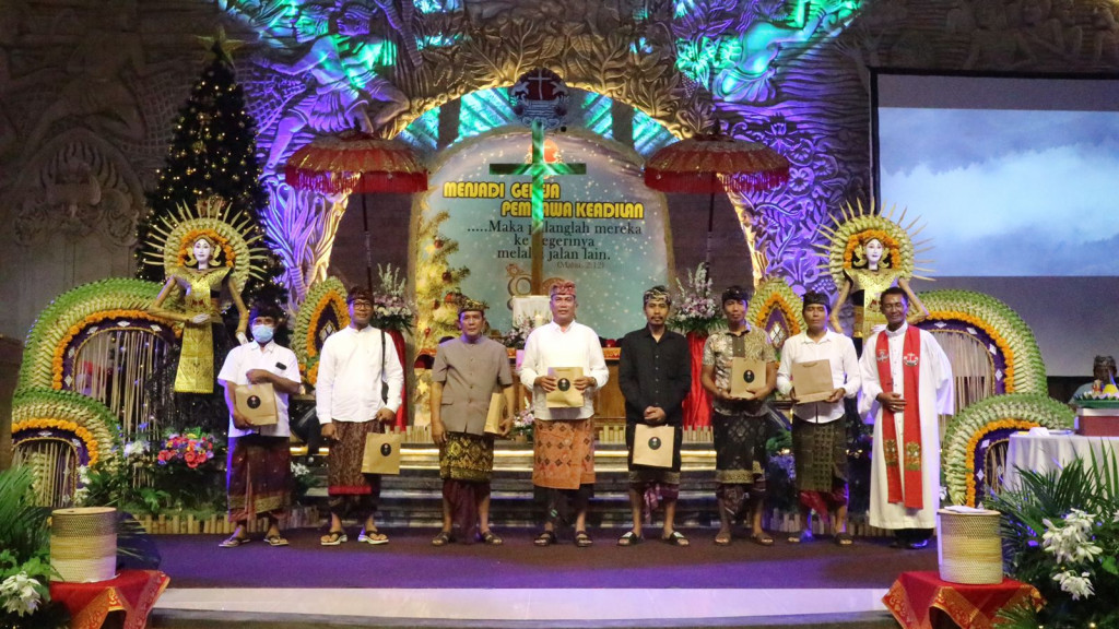 Perbekel Tibubeneng Hadiri Perayaan HUT ke-90 GKPB Tirta Amerta